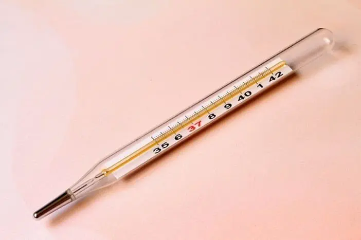 Thermomètre classique, instrument médical révolutionnaire, thermomètre connecté