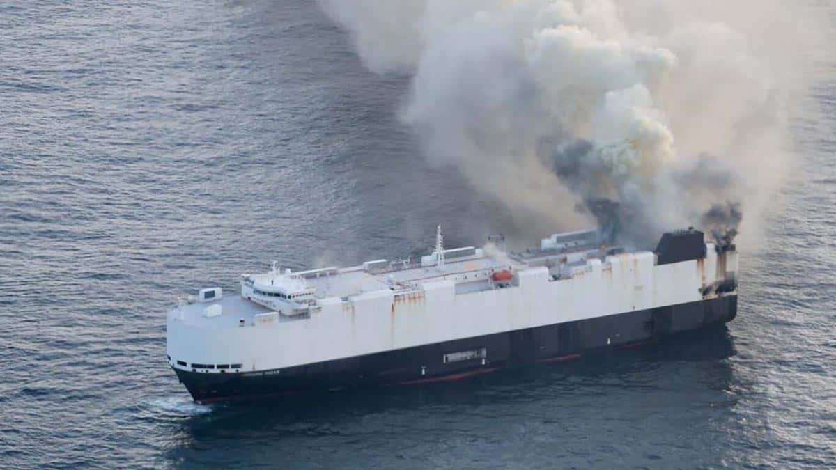Un autre navire transportant des voitures électriques prend feu en plein océan pacifique