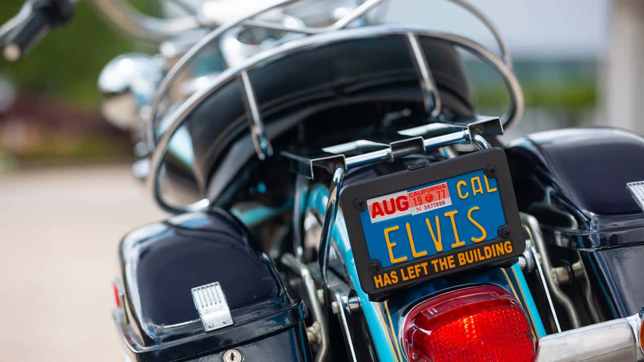 Course-poursuite à moto  il colle une fausse plaque WILL RUN sur