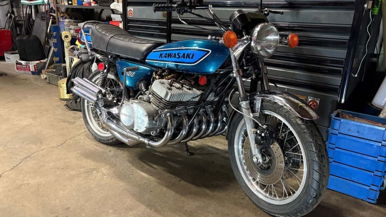 Kawasaki dévoile un custom à 7 cylindres deux temps pour une performance