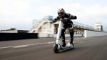 La trottinetteà plus de 160 kmh qui surpasse la Bugatti