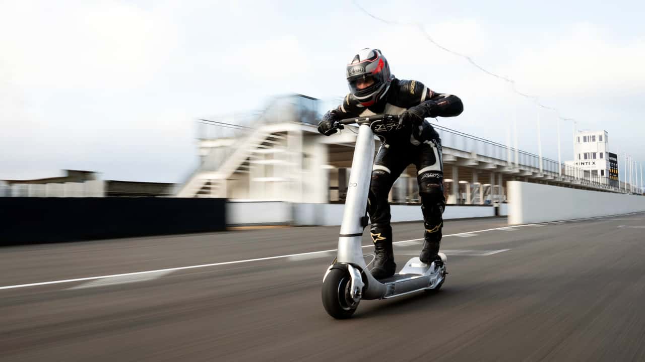 La trottinetteà plus de 160 kmh qui surpasse la Bugatti