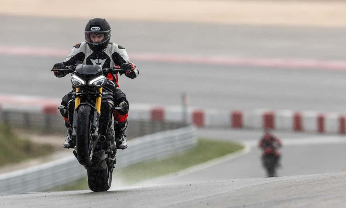 Le système anti-wheeling de triumph transforme les motards en cascadeurs en toute