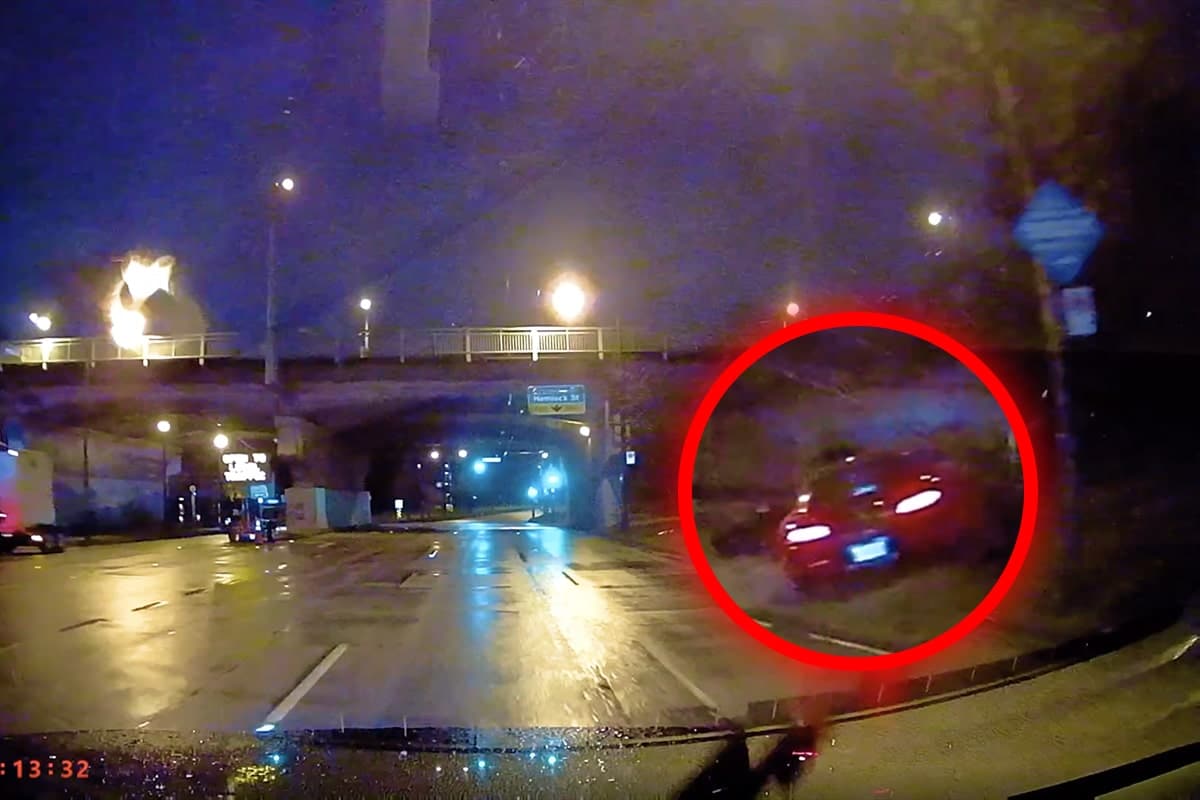 Une AMG GT R se crash devant la concession à Vancouver - © Reddit